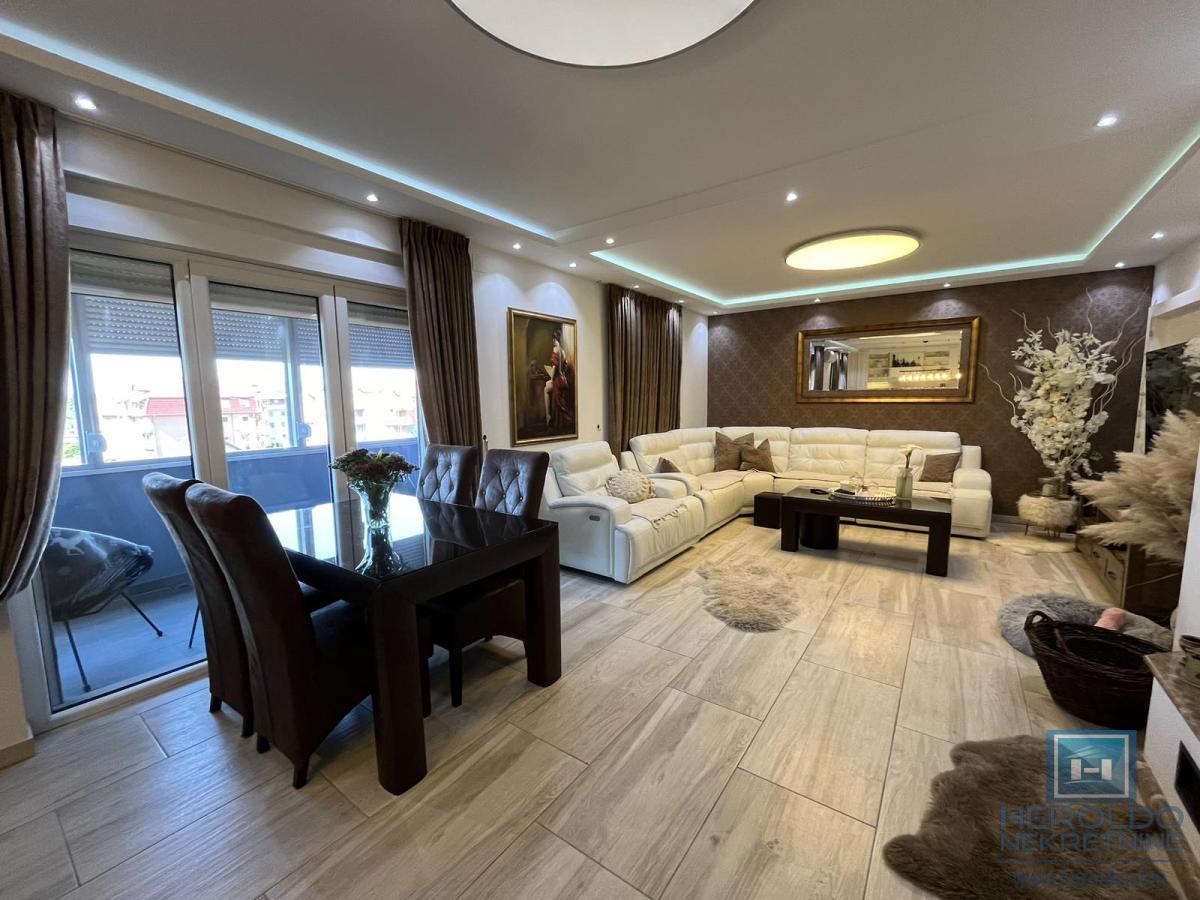 Luksuzan penthouse u širem centru Jagodine 3