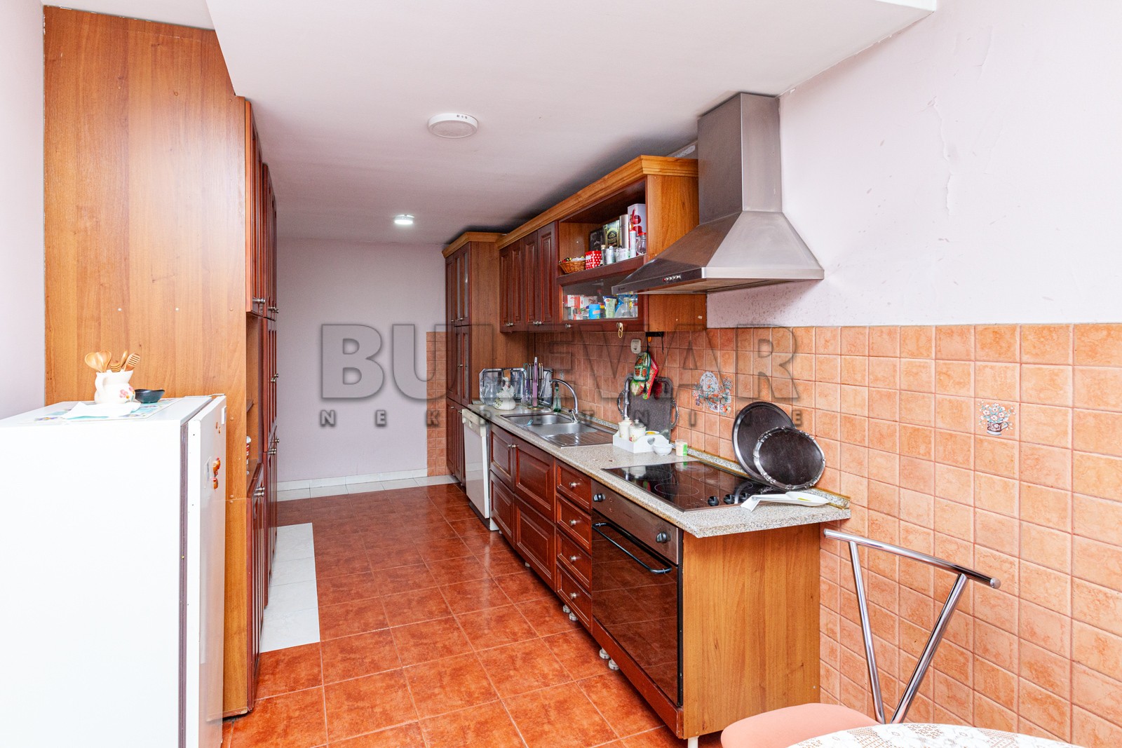 četvorosobna kuća, 300 m2, Šojka, Jug Bogdanova ID: i-05256 8