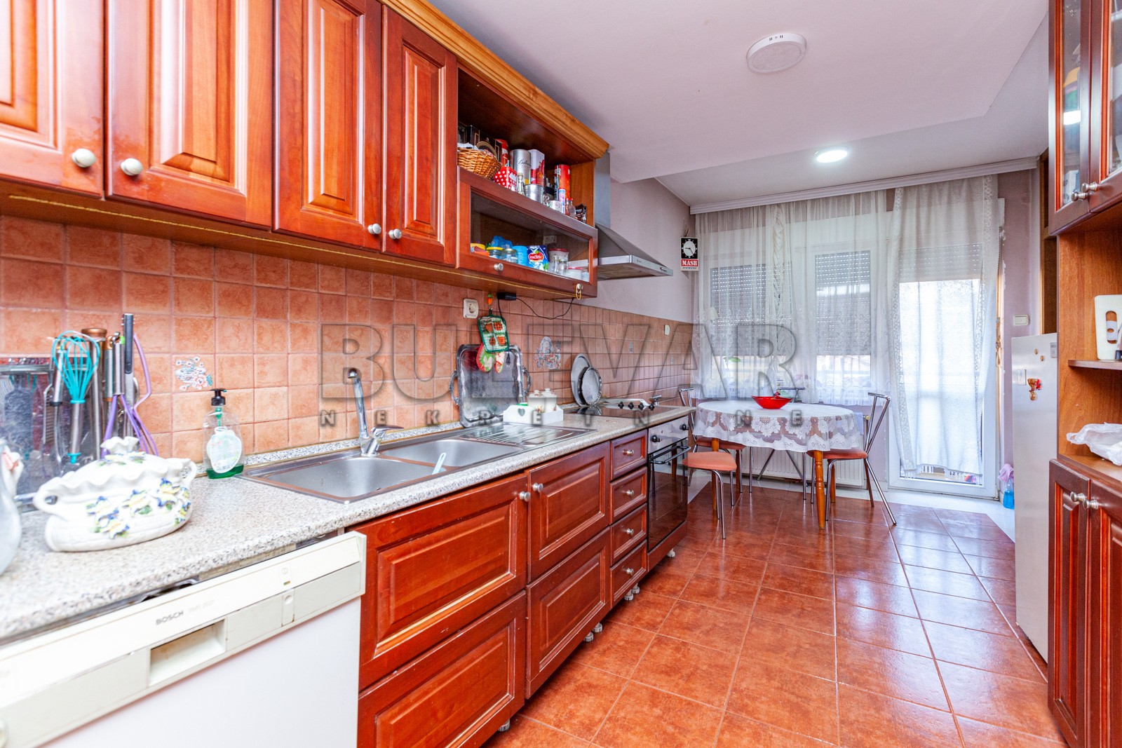 četvorosobna kuća, 450 m2, Centar, Jug Bogdanova ID: p-05303 12