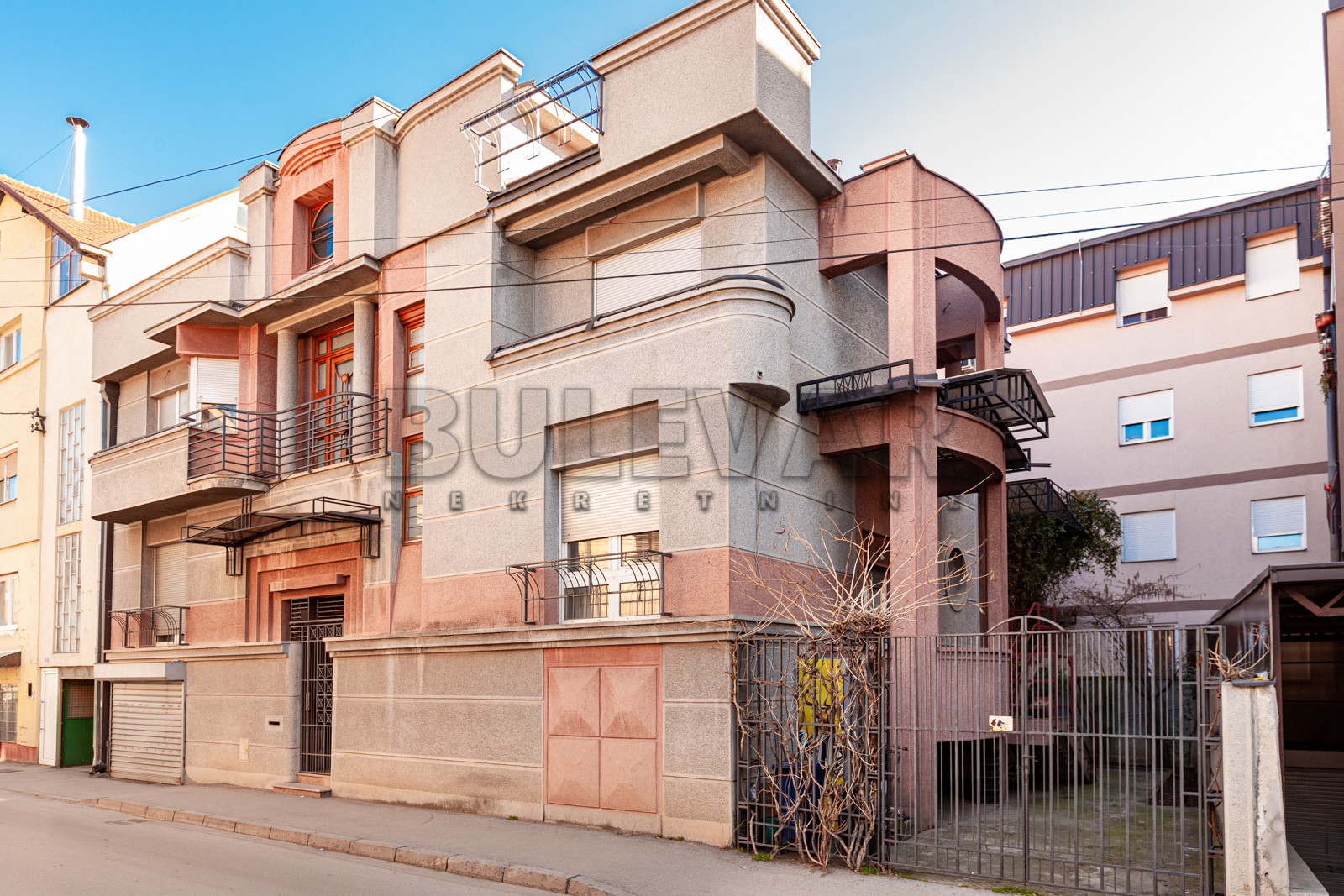 četvorosobna kuća, 450 m2, Centar, Jug Bogdanova ID: p-05303 2