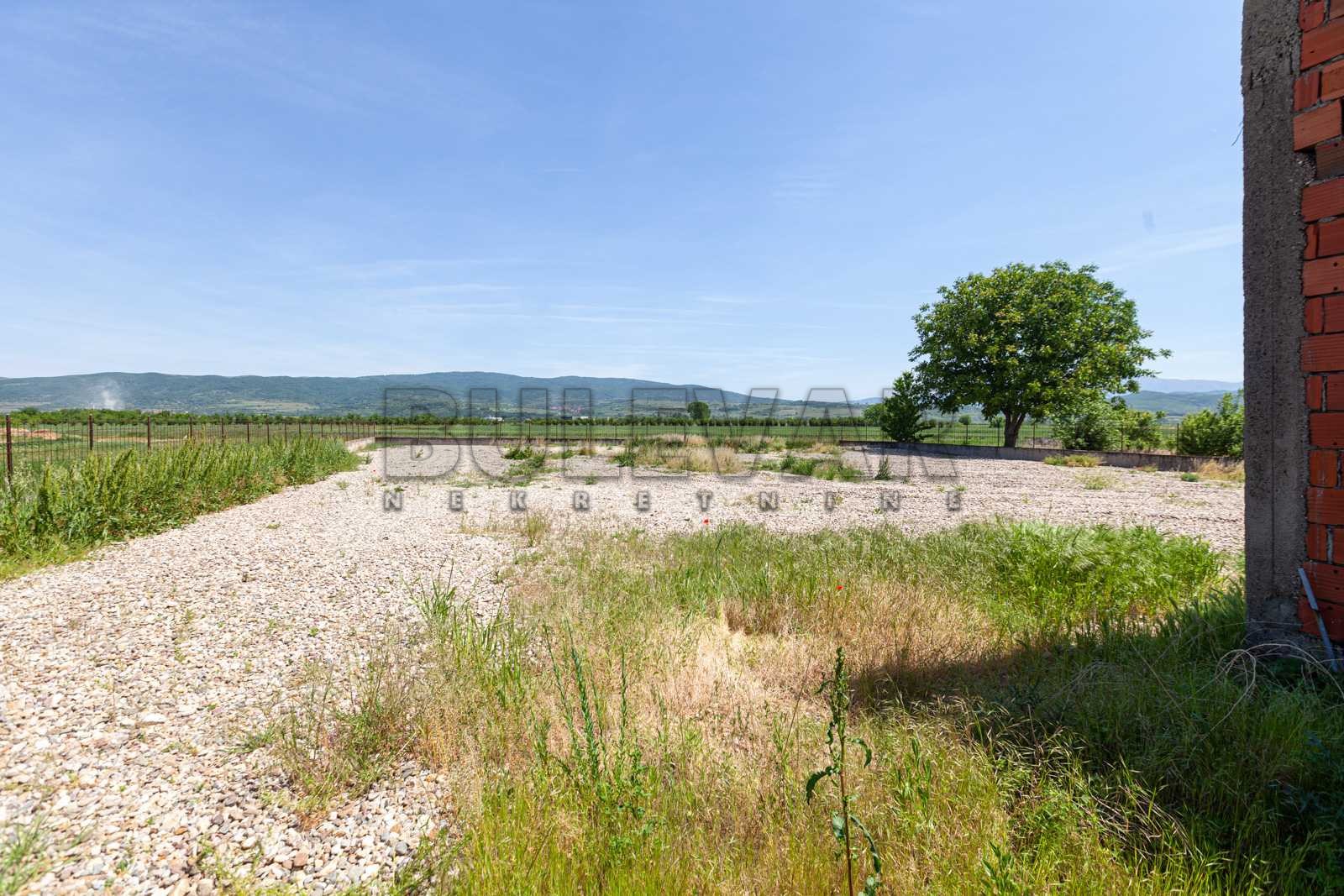 Lokal, 1100 m2, Pukovac ID: i-05840 24