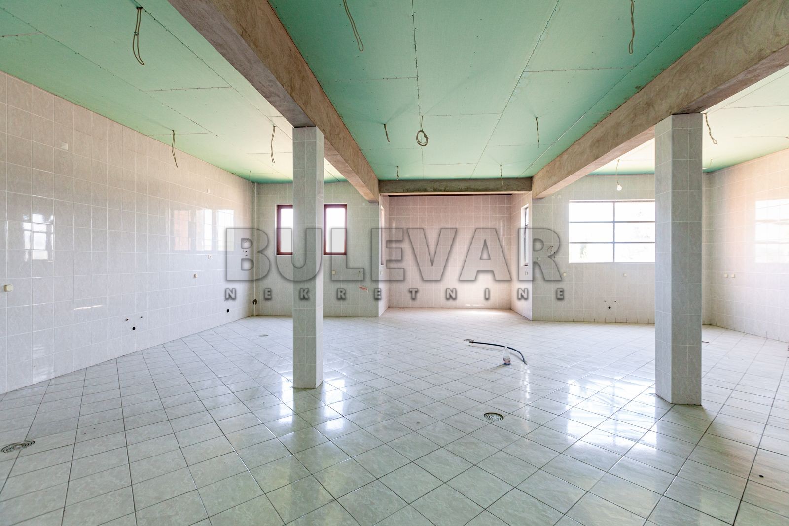Lokal, 1100 m2, Pukovac ID: i-05840 6