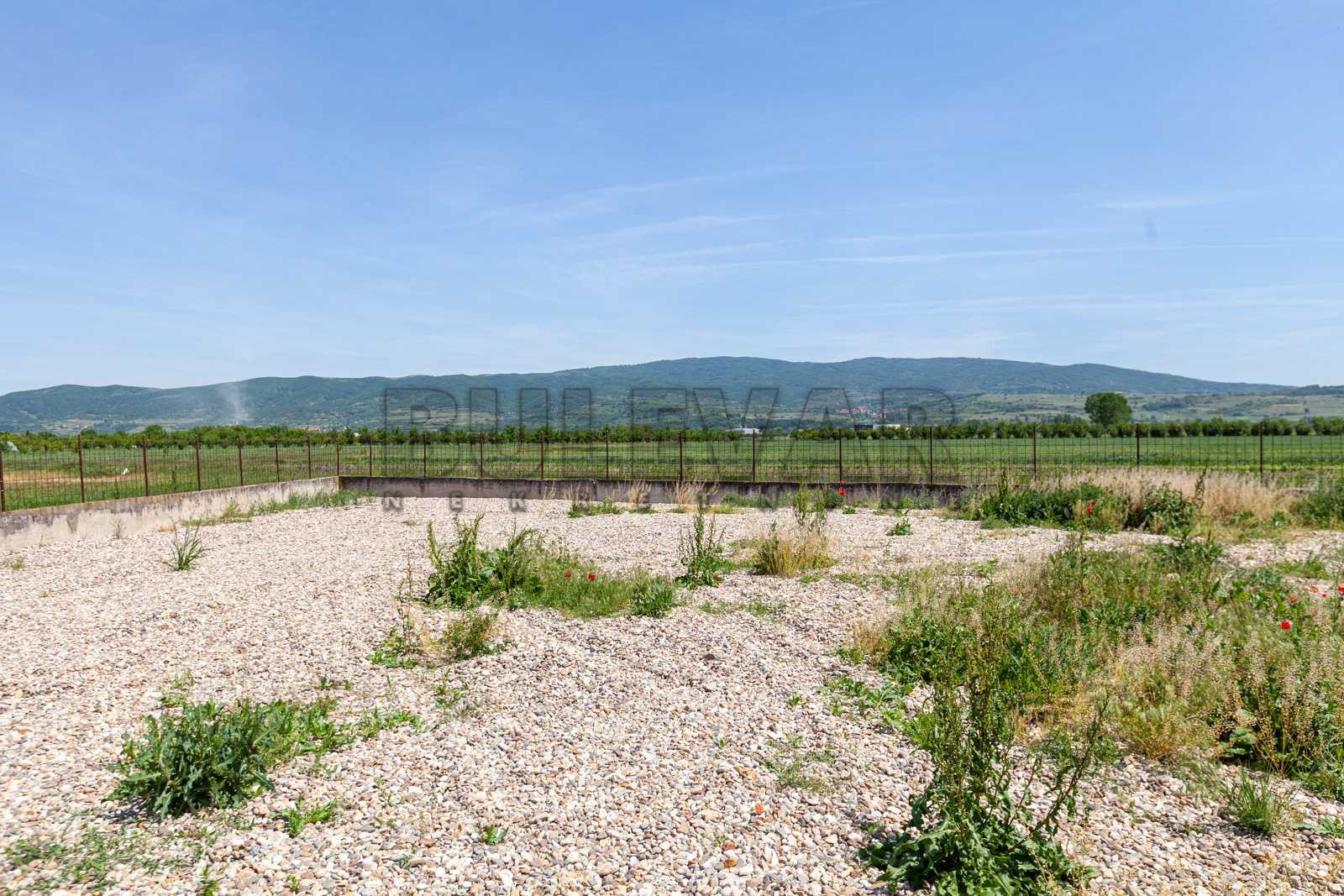 Lokal, 1100 m2, Pukovac ID: i-05840 23