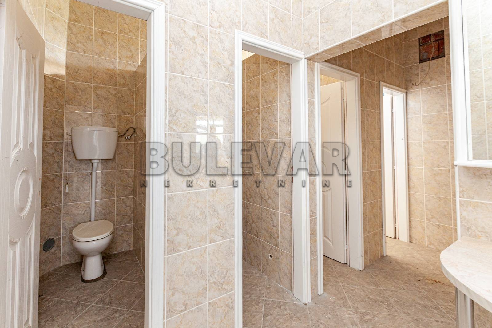 Lokal, 1100 m2, Pukovac ID: i-05840 15