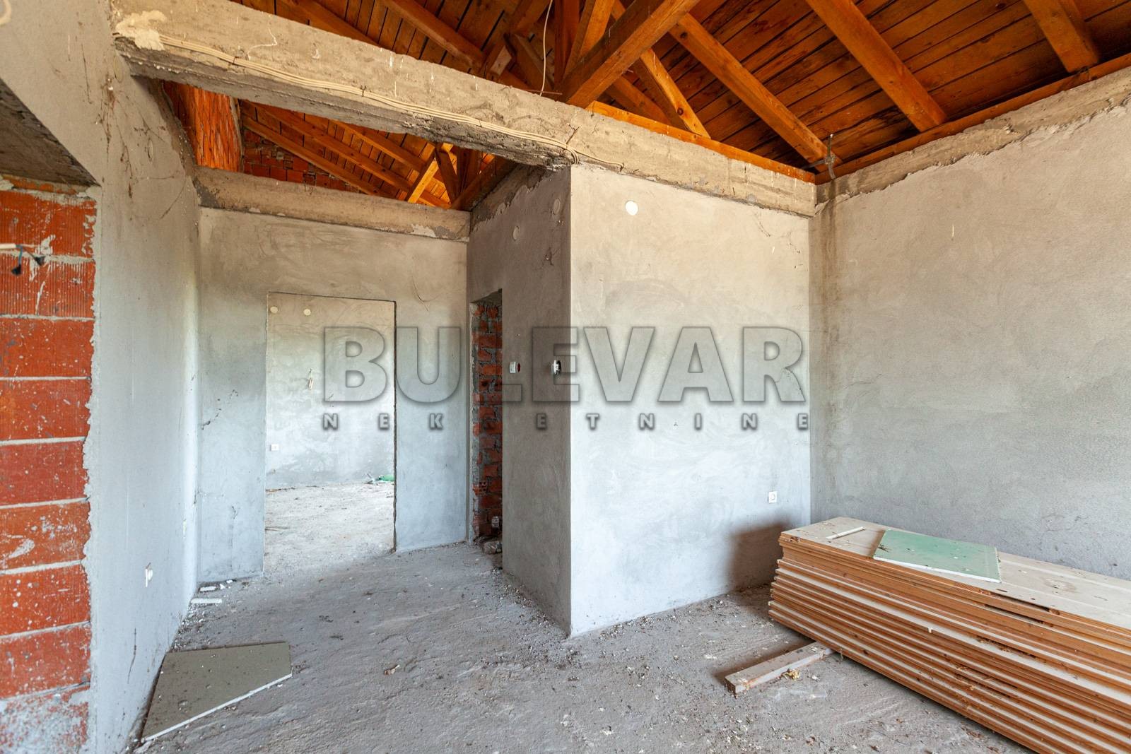 Lokal, 1100 m2, Pukovac ID: i-05840 16