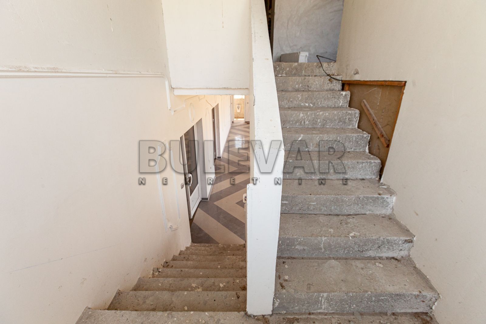 Lokal, 1100 m2, Pukovac ID: i-05840 17