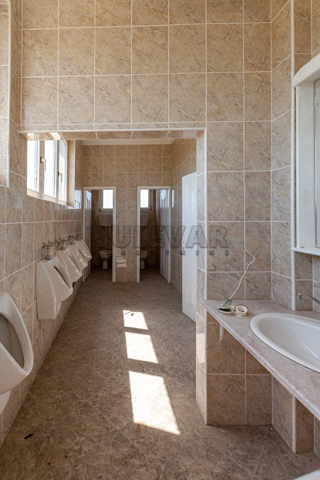 Lokal, 1100 m2, Pukovac ID: i-05840 13