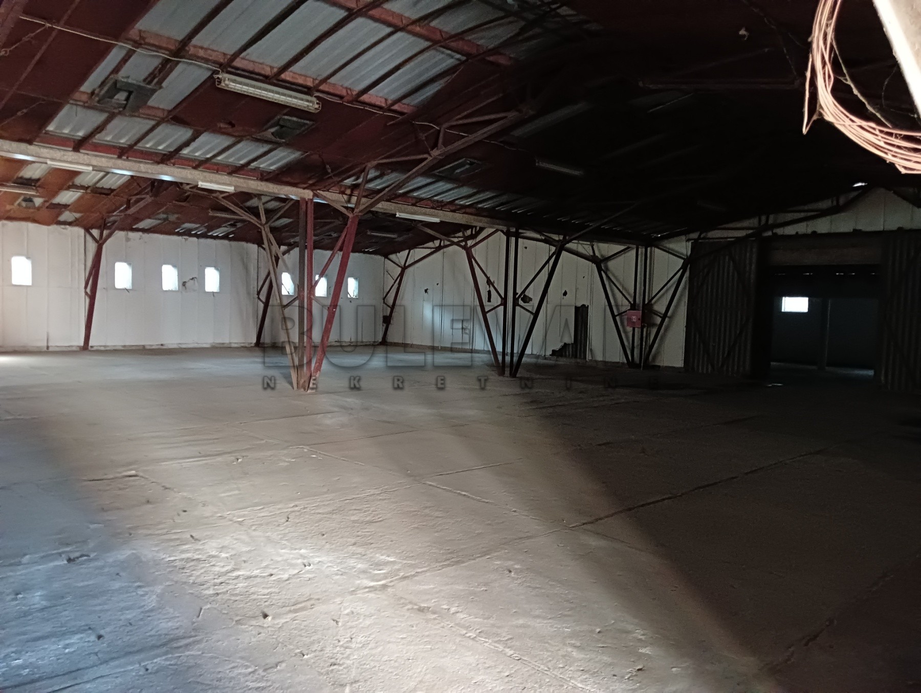 Lokal, 1420 m2, Trošarina, Bulevar svetog cara ID: i-06692 2