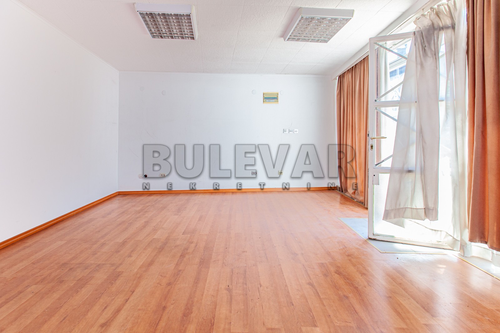 Lokal, 500 m2, Medijana, Svetozara Markovića ID: i-03643 13