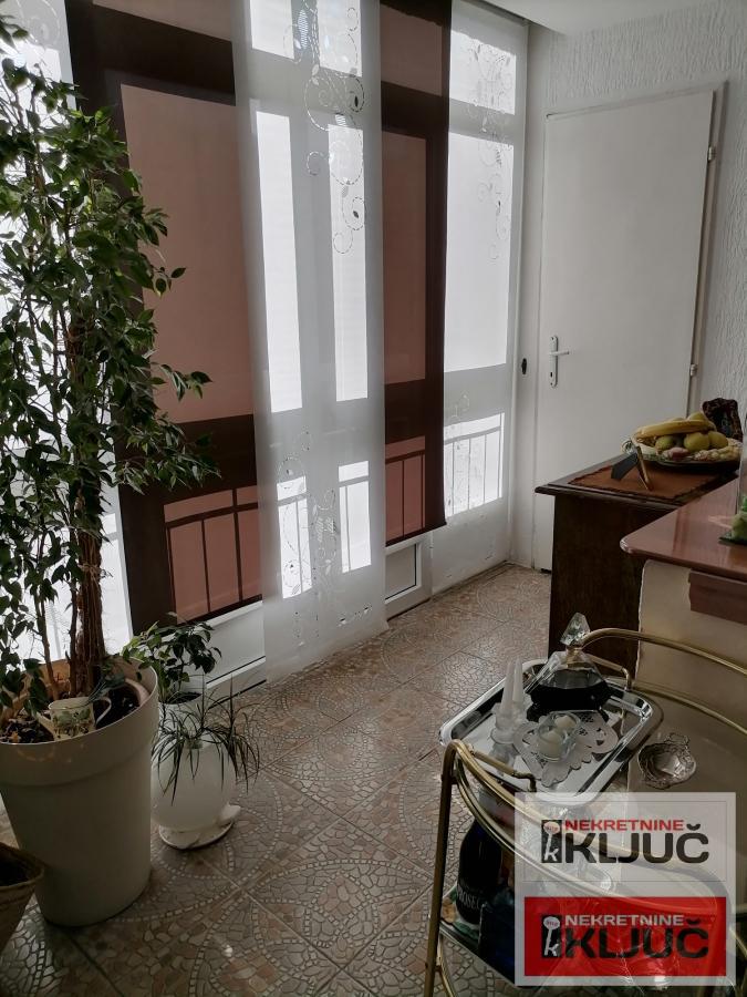 NOVO NASELJE, 84m2 plus terasa, Četvorosoban, Renoviran 15