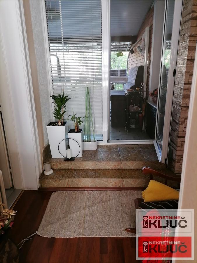 NOVO NASELJE, 84m2 plus terasa, Četvorosoban, Renoviran 18