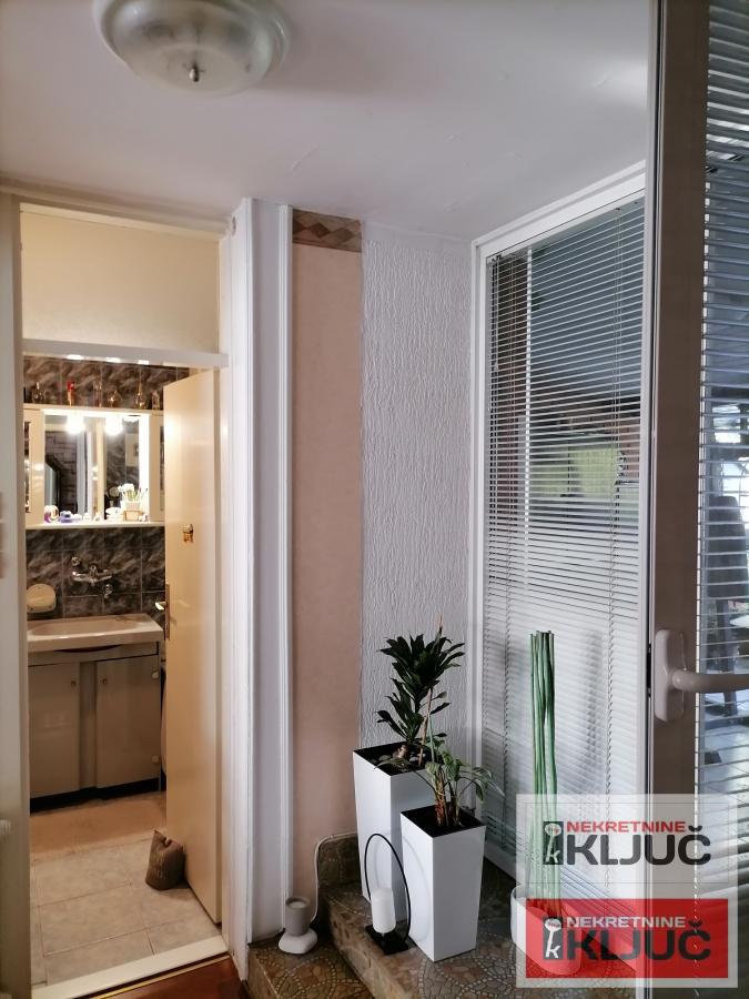 NOVO NASELJE, 84m2 plus terasa, Četvorosoban, Renoviran 19