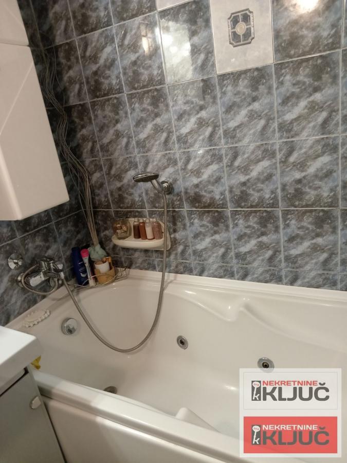 NOVO NASELJE, 84m2 plus terasa, Četvorosoban, Renoviran 21