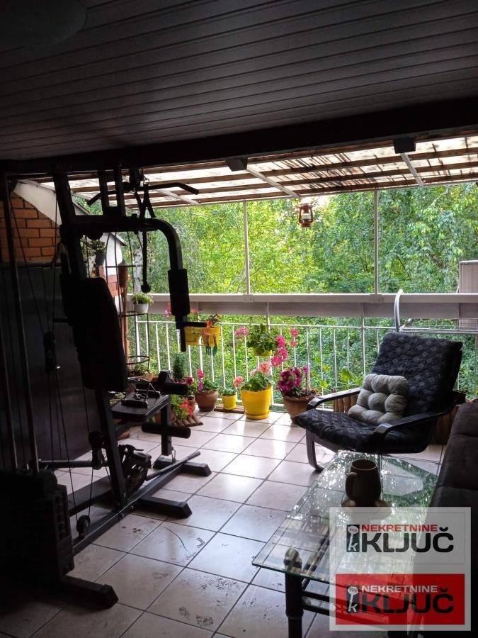 NOVO NASELJE, 84m2 plus terasa, Četvorosoban, Renoviran 10