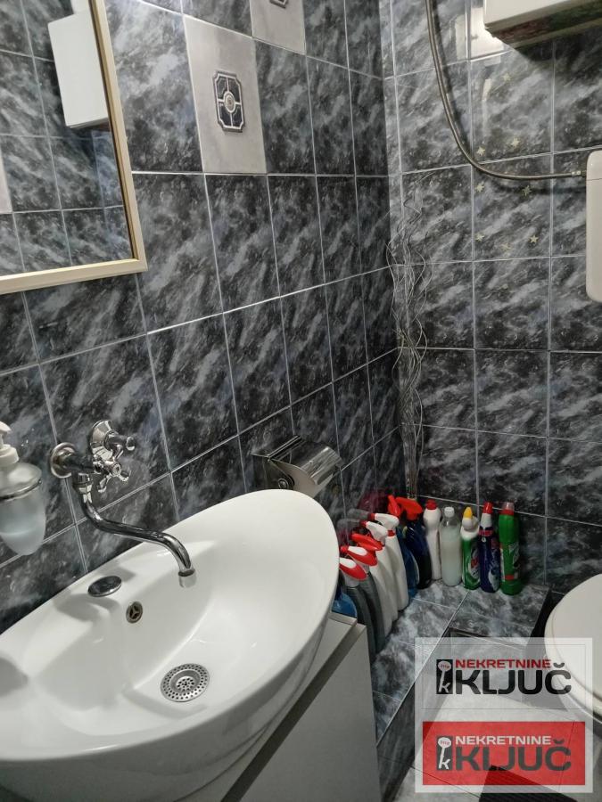 NOVO NASELJE, 84m2 plus terasa, Četvorosoban, Renoviran 22