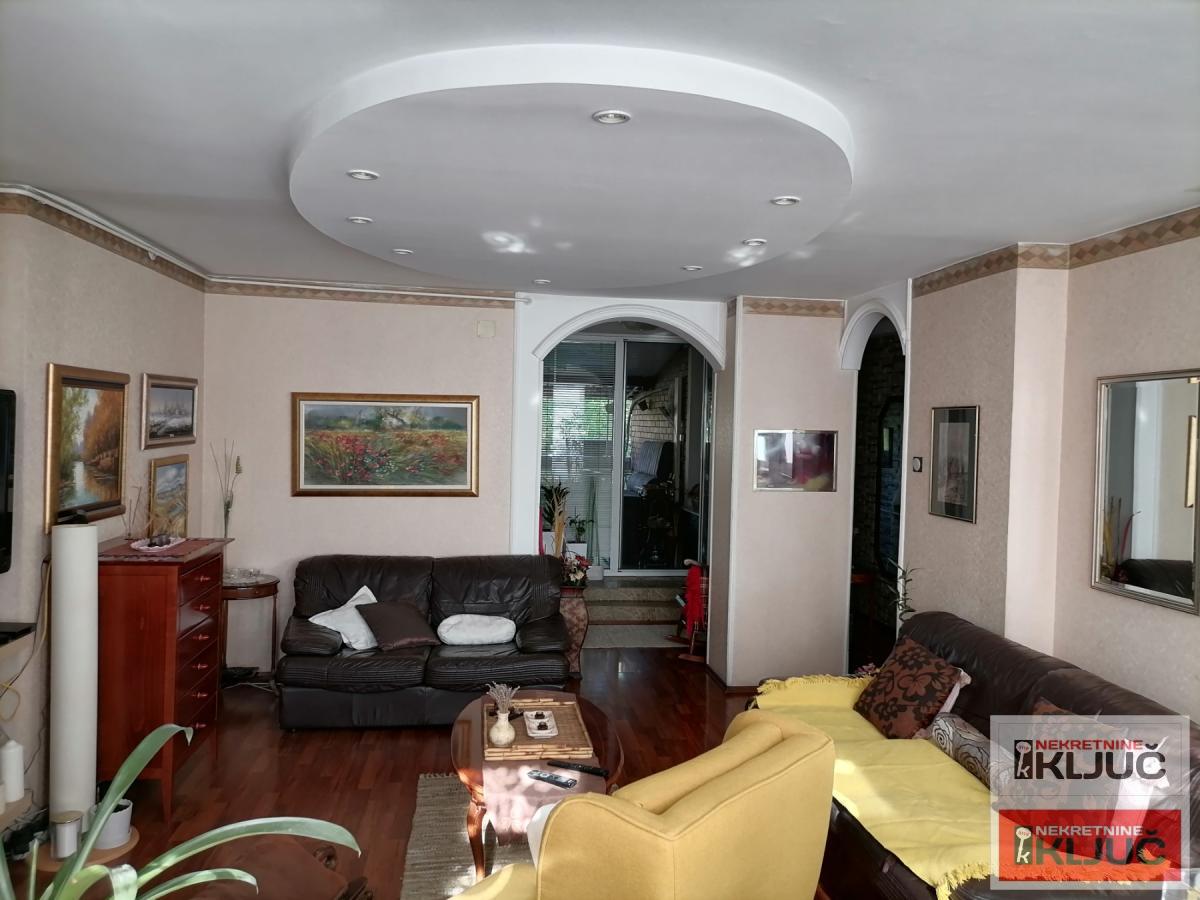 NOVO NASELJE, 84m2 plus terasa, Četvorosoban, Renoviran 2