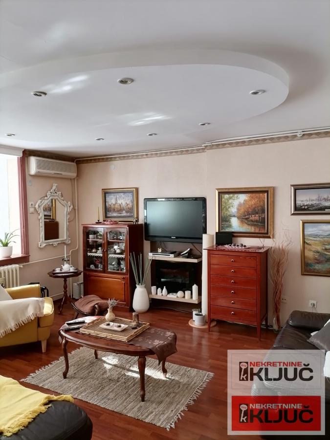 NOVO NASELJE, 84m2 plus terasa, Četvorosoban, Renoviran 3