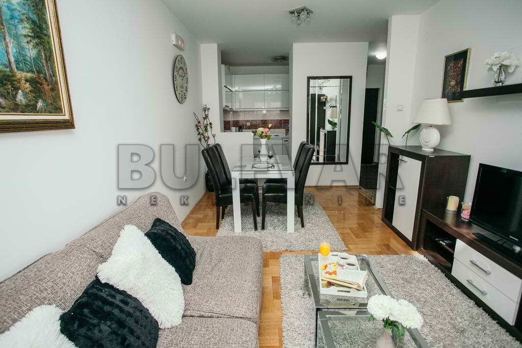 Trosoban stan, 64 m2, Centar, Kej Kola srpskih sestara ID: i-01219 1