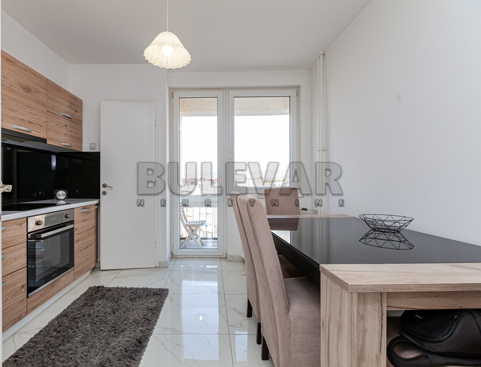 Trosoban stan, 91 m2, Centar, Trg Pavla Stojkovića ID: p-06905 1