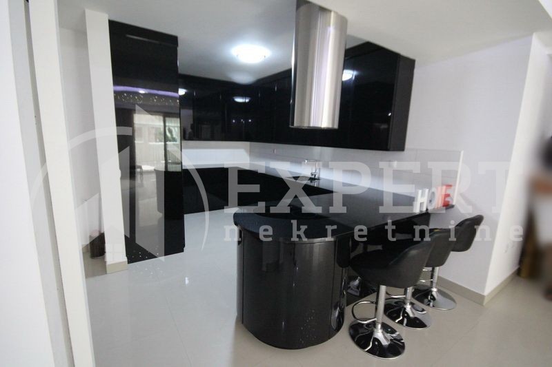 četvorosoban stan, 186 m2, Medijana, Cara Dušana ID: p-0682 6