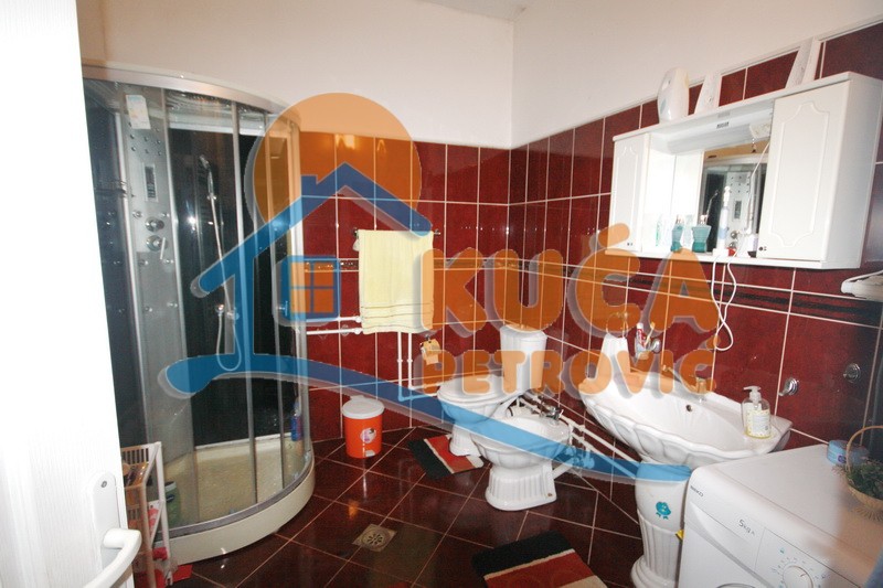 četvorosobna kuća, 243 m2, Crveni krst, Moravska ID: p-01788 11