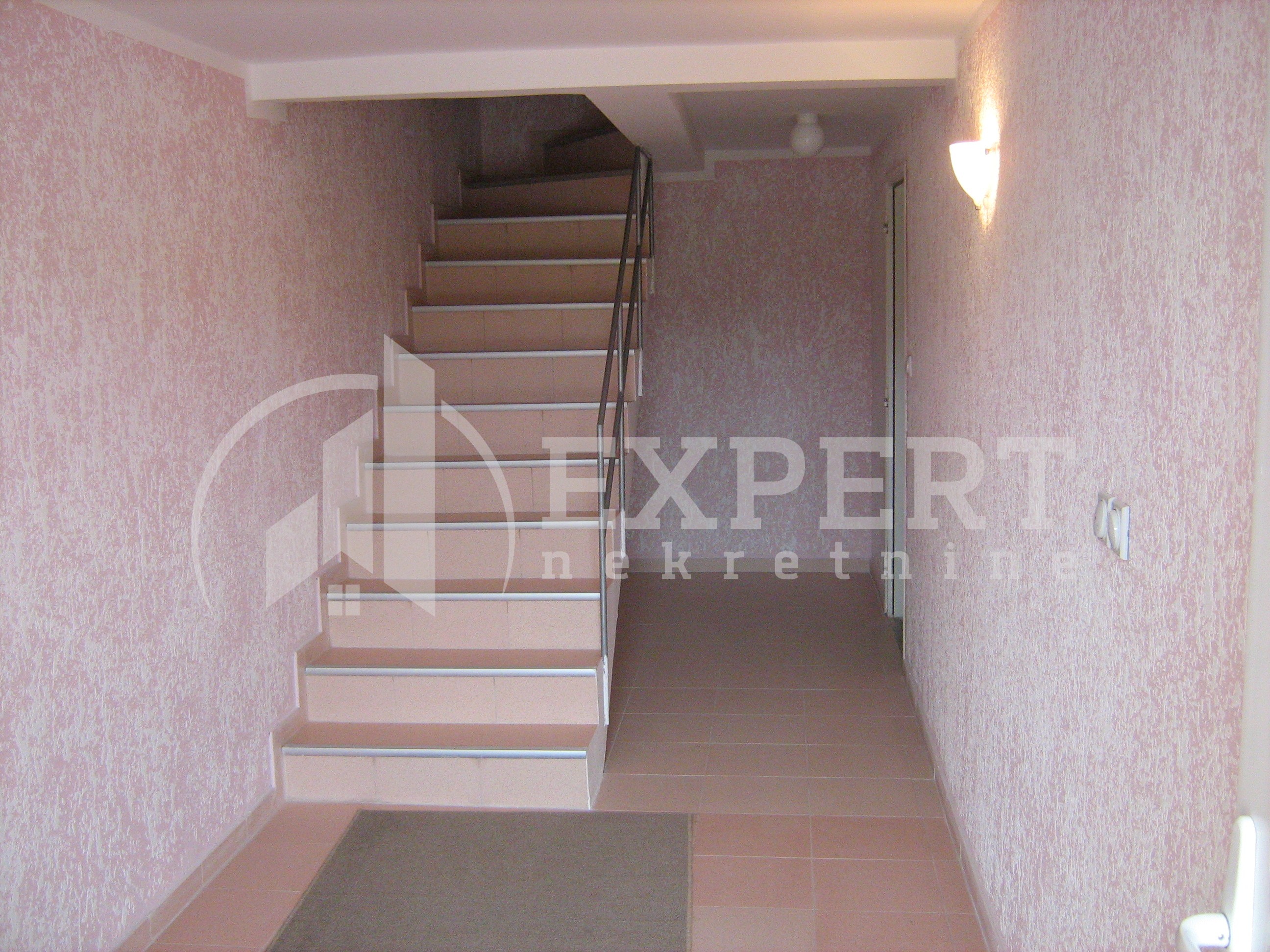 četvorosobna kuća, 239 m2, Donja Vrežina, Knjaževačka ID: p-01536 2