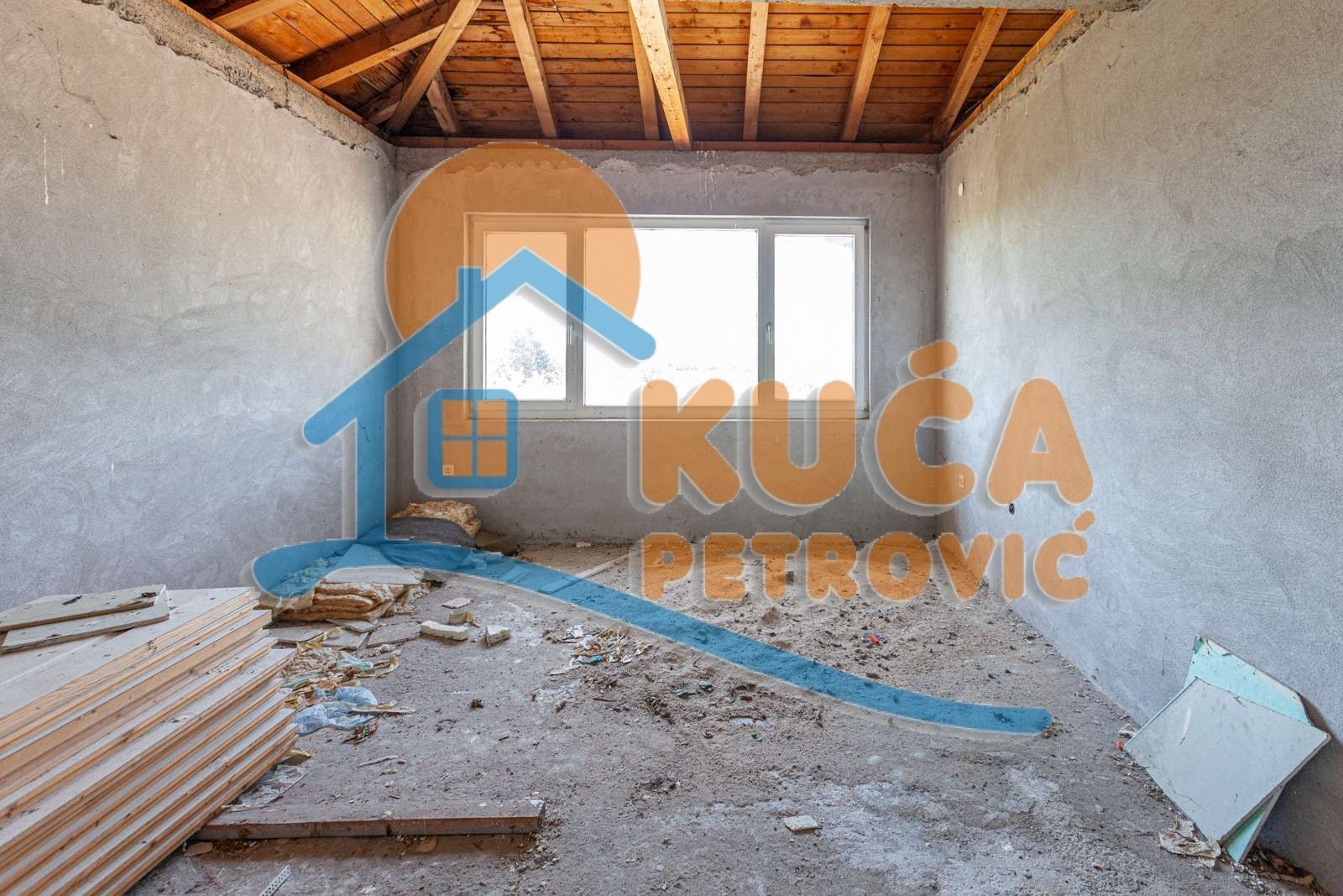 Lokal, 1100 m2, Pukovac ID: i-05840 19
