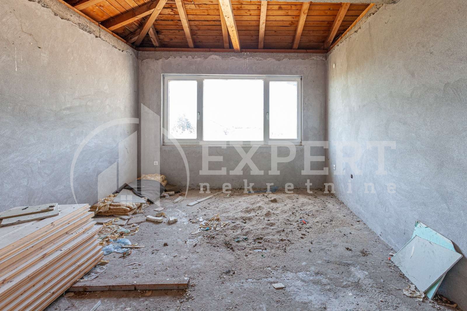 Lokal, 1100 m2, Pukovac ID: i-05840 19