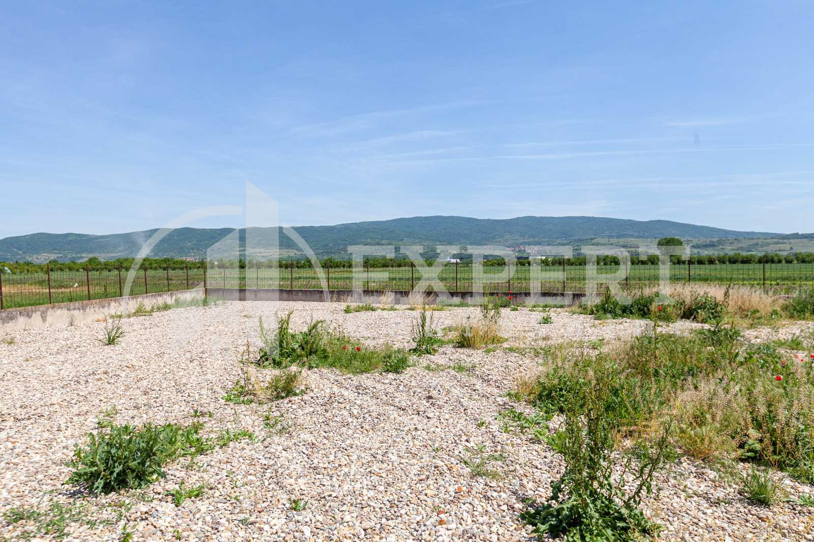 Lokal, 1100 m2, Pukovac ID: i-05840 23