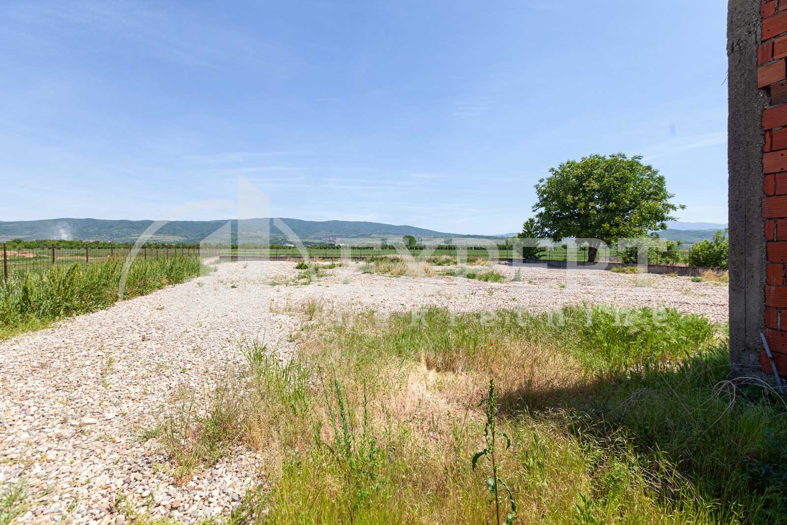 Lokal, 1100 m2, Pukovac ID: i-05840 24