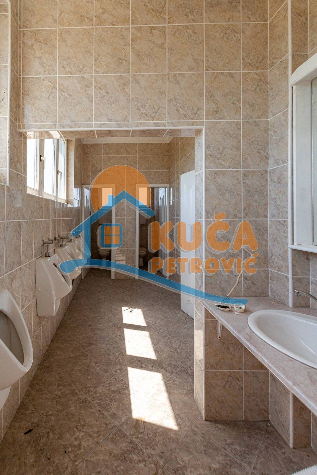 Lokal, 1100 m2, Pukovac ID: i-05840 13