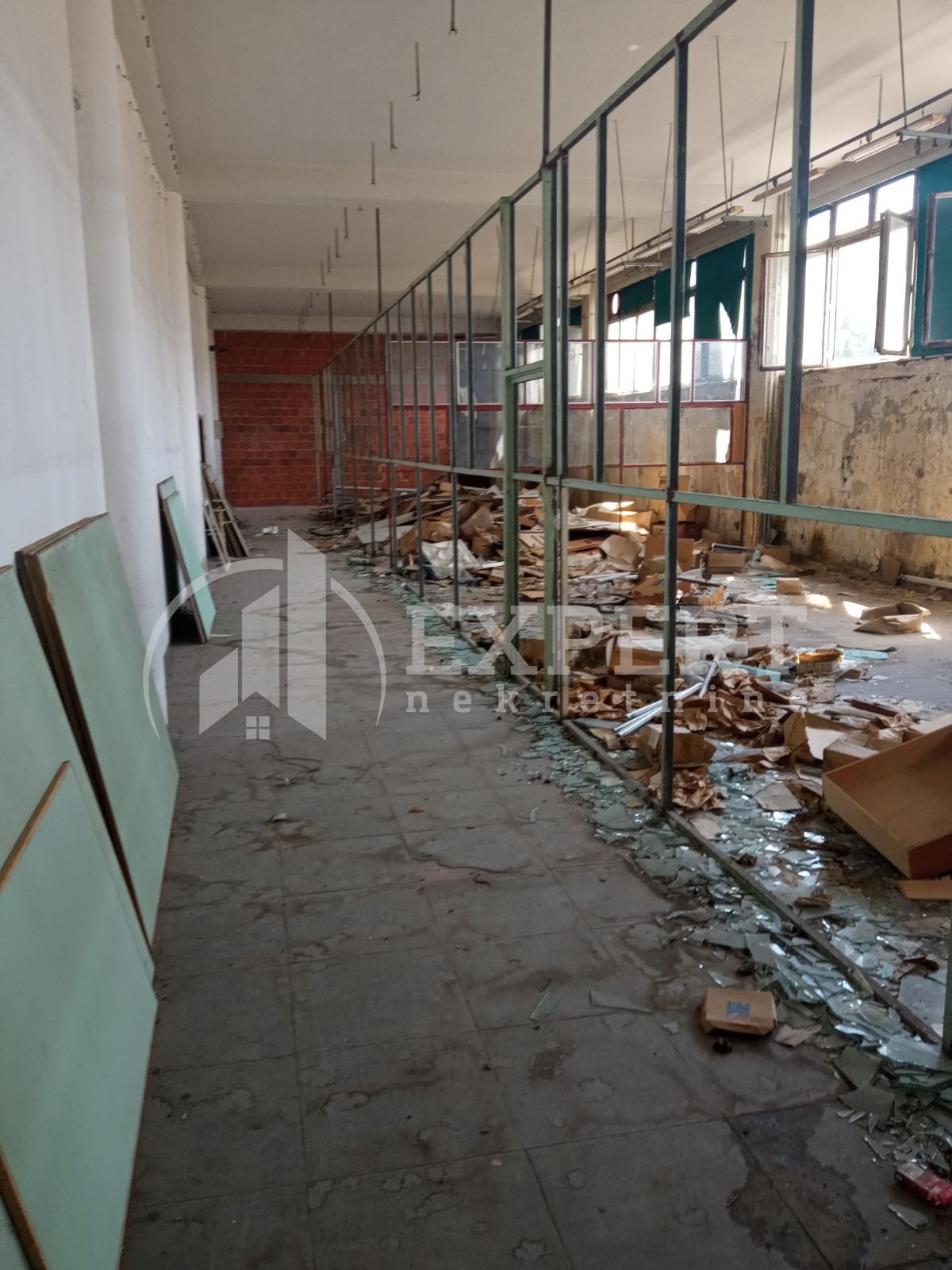 Lokal, 1260 m2, Trošarina, Bulevar svetog cara ID: i-06757 2