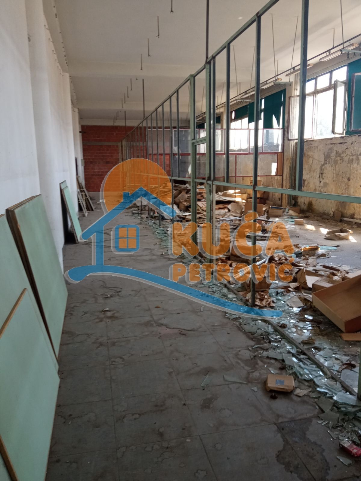 Lokal, 1260 m2, Trošarina, Bulevar svetog cara ID: i-06757 2