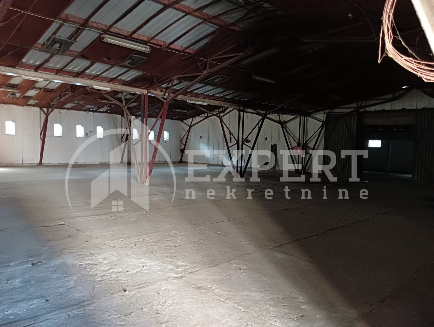 Lokal, 1420 m2, Trošarina, Bulevar svetog cara ID: i-06692 2