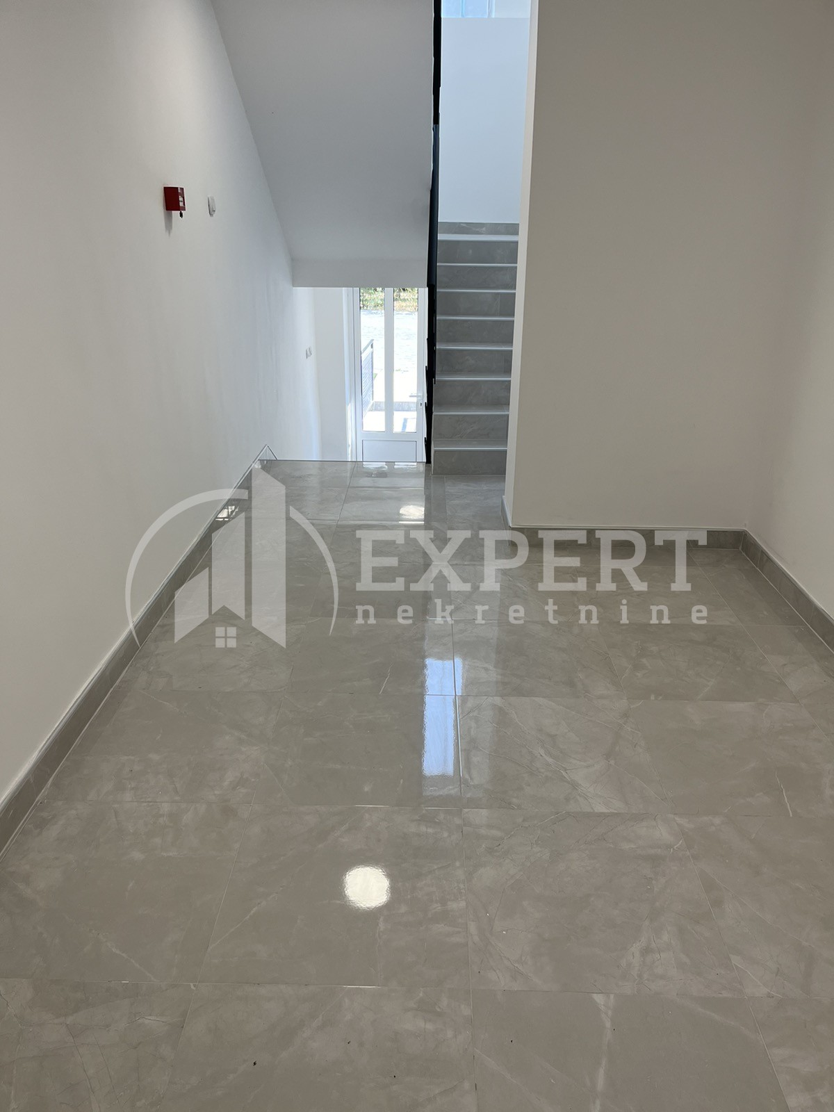 Lokal, 750 m2, Trošarina, Višegradska ID: i-010006 12