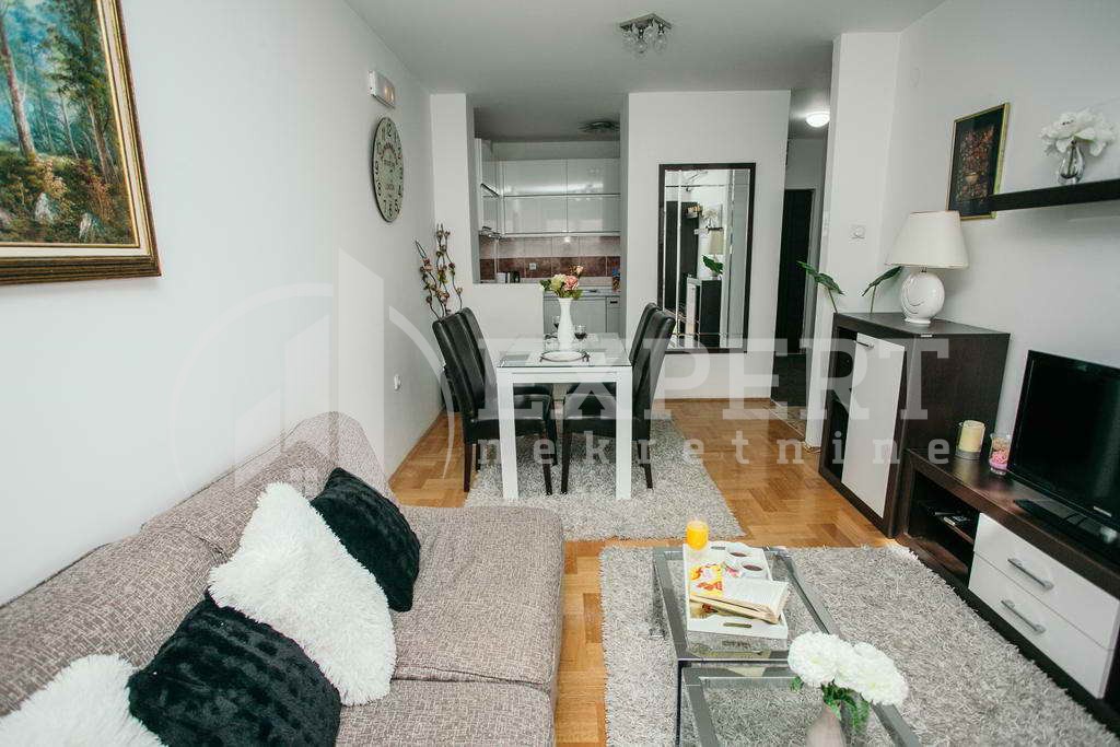 Trosoban stan, 64 m2, Centar, Kej Kola srpskih sestara ID: i-01219 1