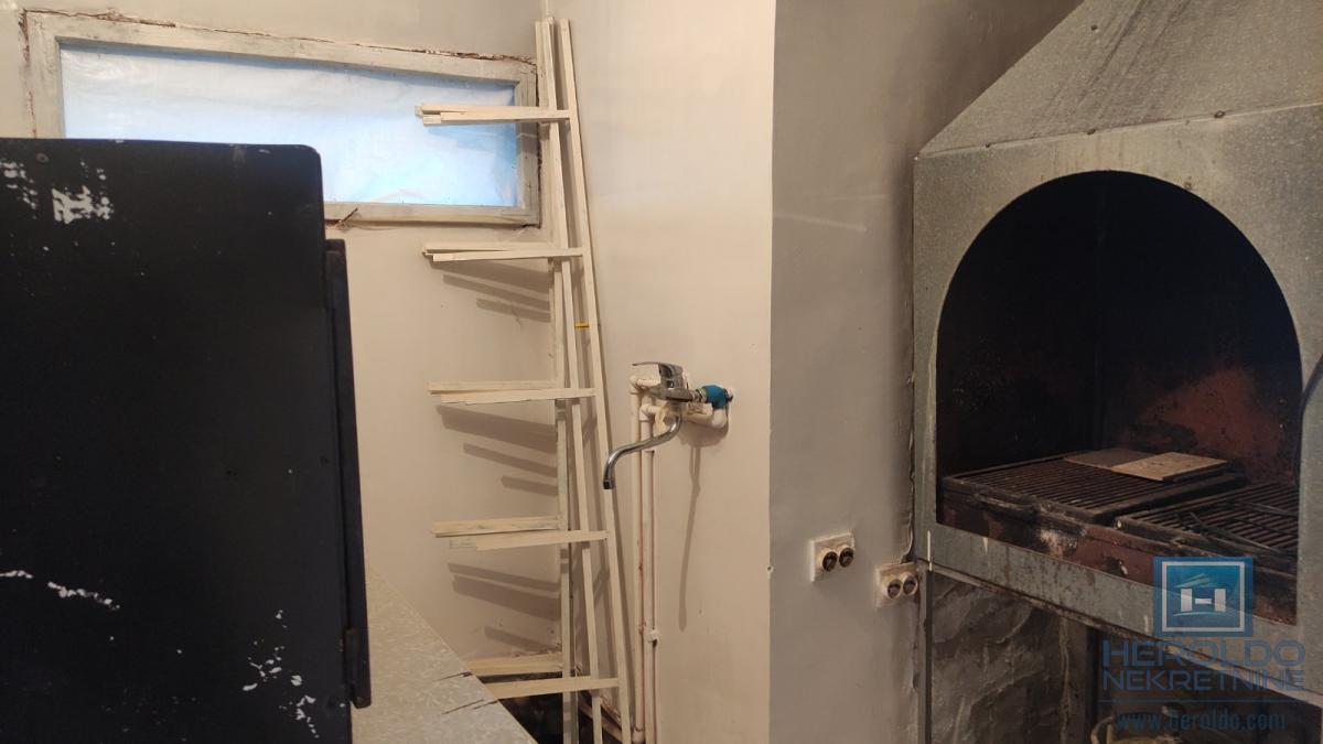 Poslovni prostor u centru Rekovca 10