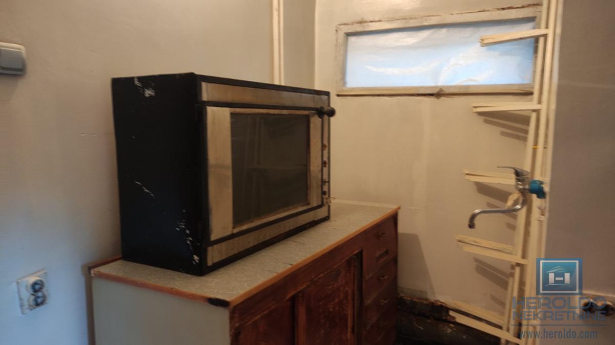 Poslovni prostor u centru Rekovca 11