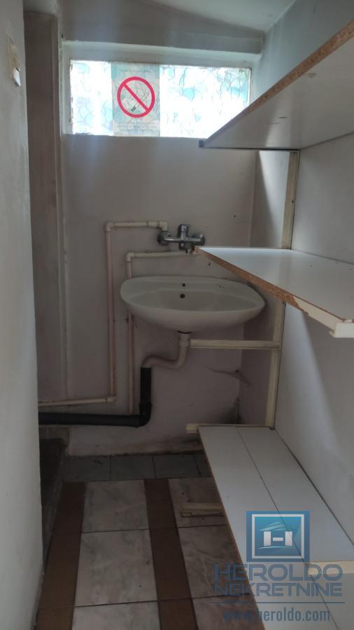 Poslovni prostor u centru Rekovca 12