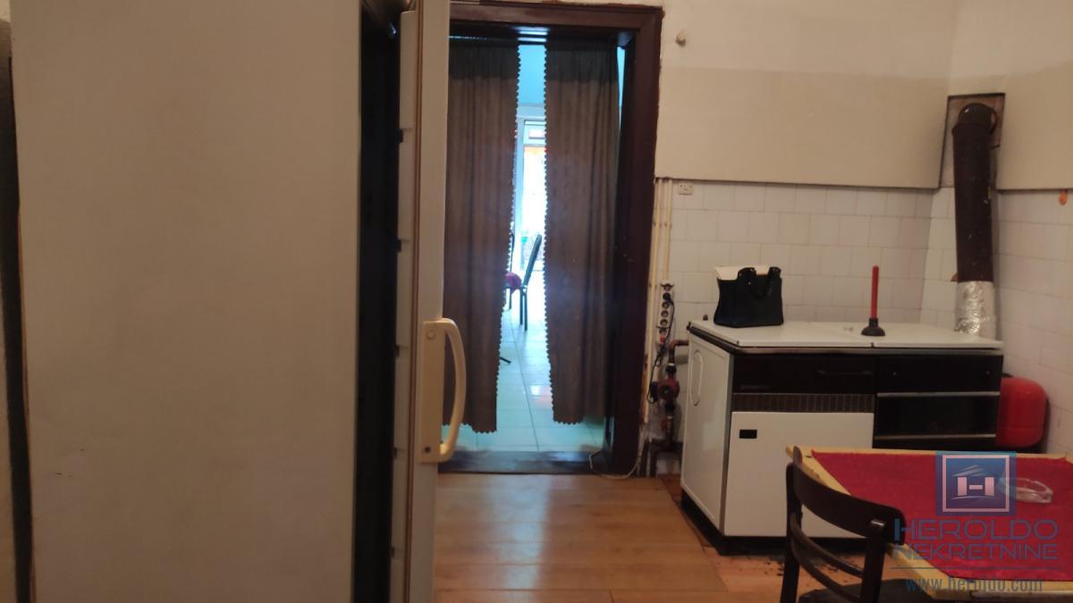 Poslovni prostor u centru Rekovca 13