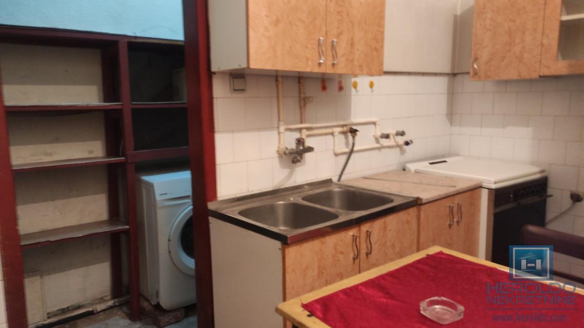 Poslovni prostor u centru Rekovca 7