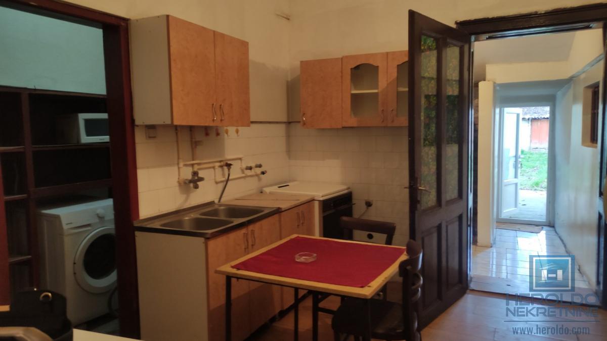 Poslovni prostor u centru Rekovca 8