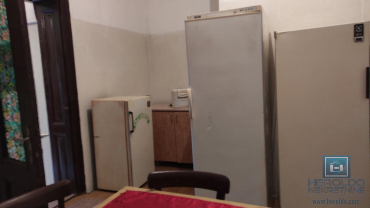 Poslovni prostor u centru Rekovca 9