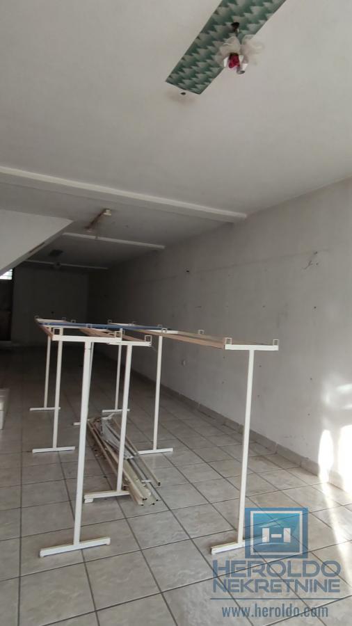 Poslovni prostor u centru Rekovca 24