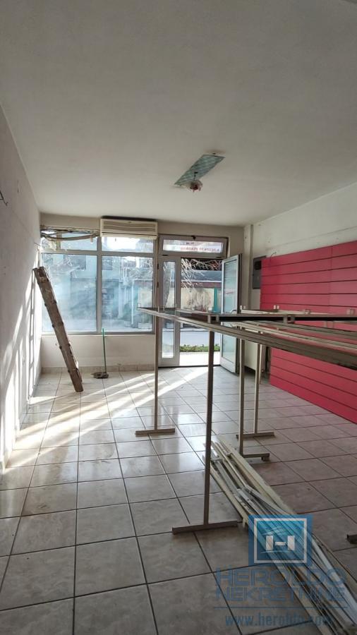 Poslovni prostor u centru Rekovca 25