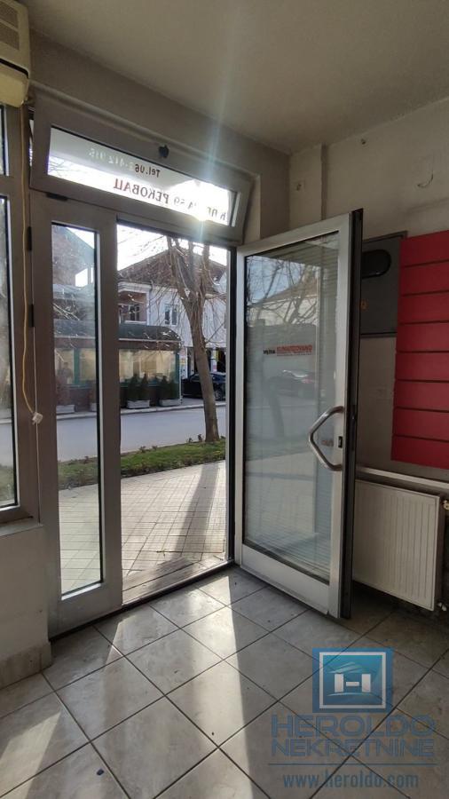 Poslovni prostor u centru Rekovca 27