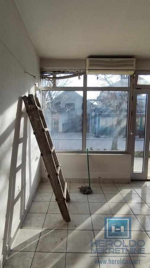 Poslovni prostor u centru Rekovca 28