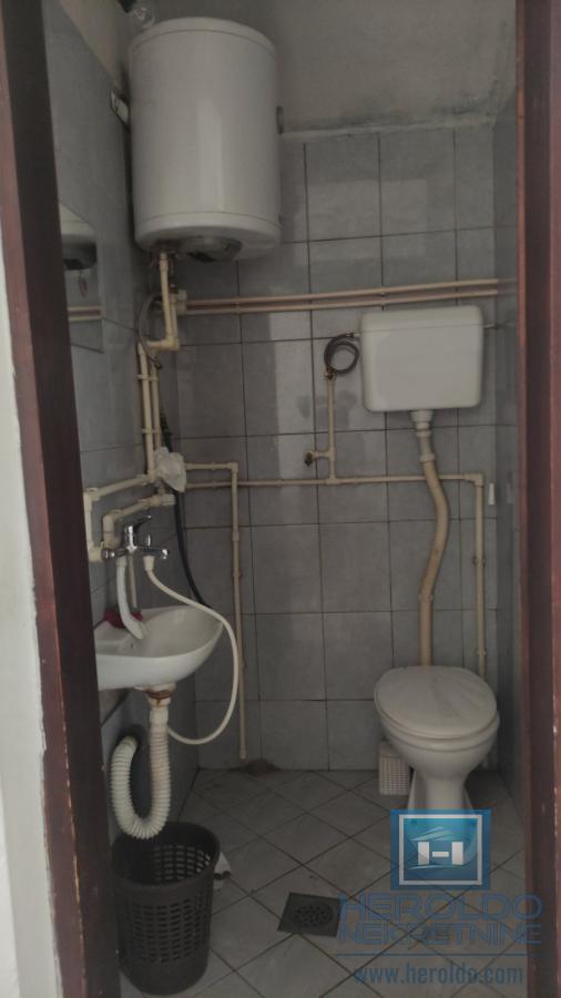 Poslovni prostor u centru Rekovca 29