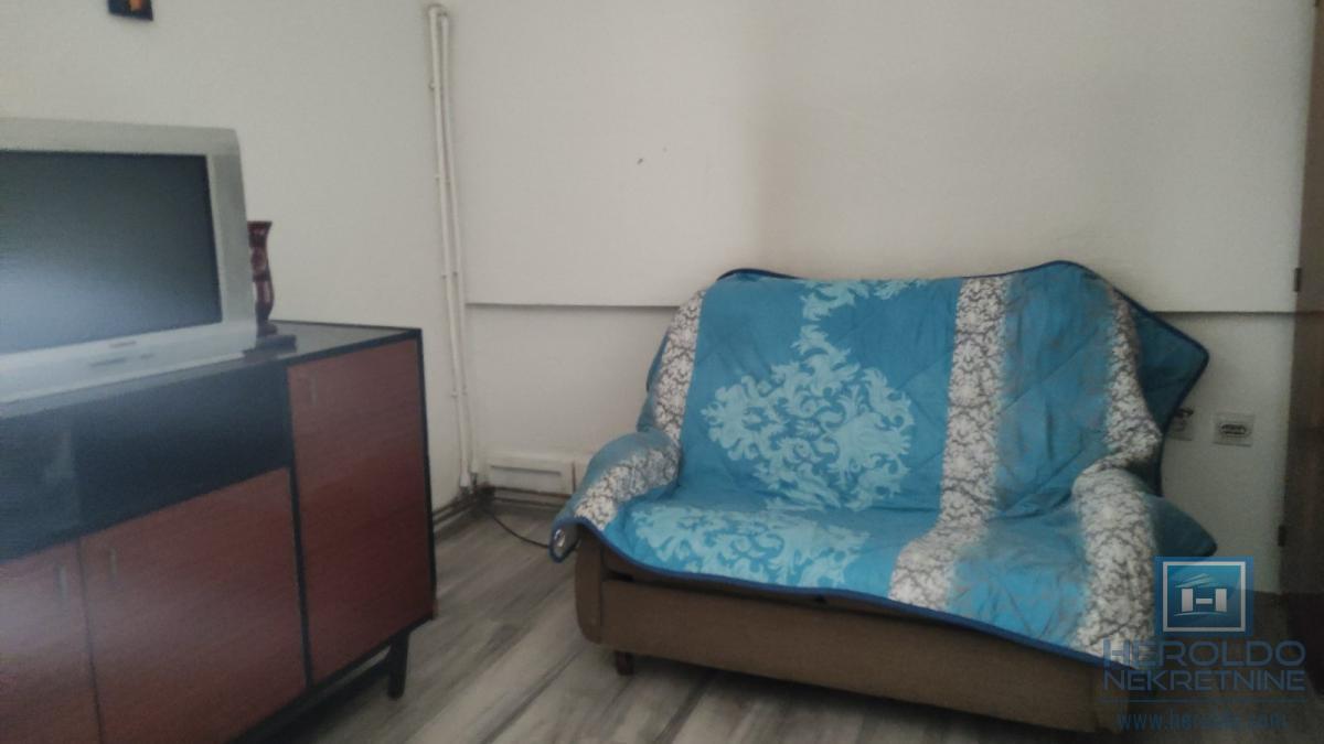 Poslovni prostor u centru Rekovca 19