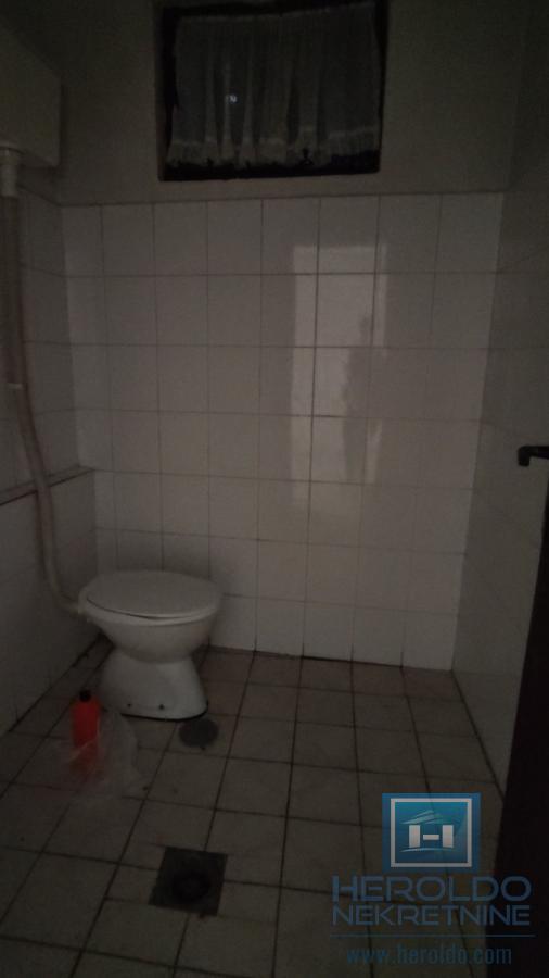 Poslovni prostor u centru Rekovca 20